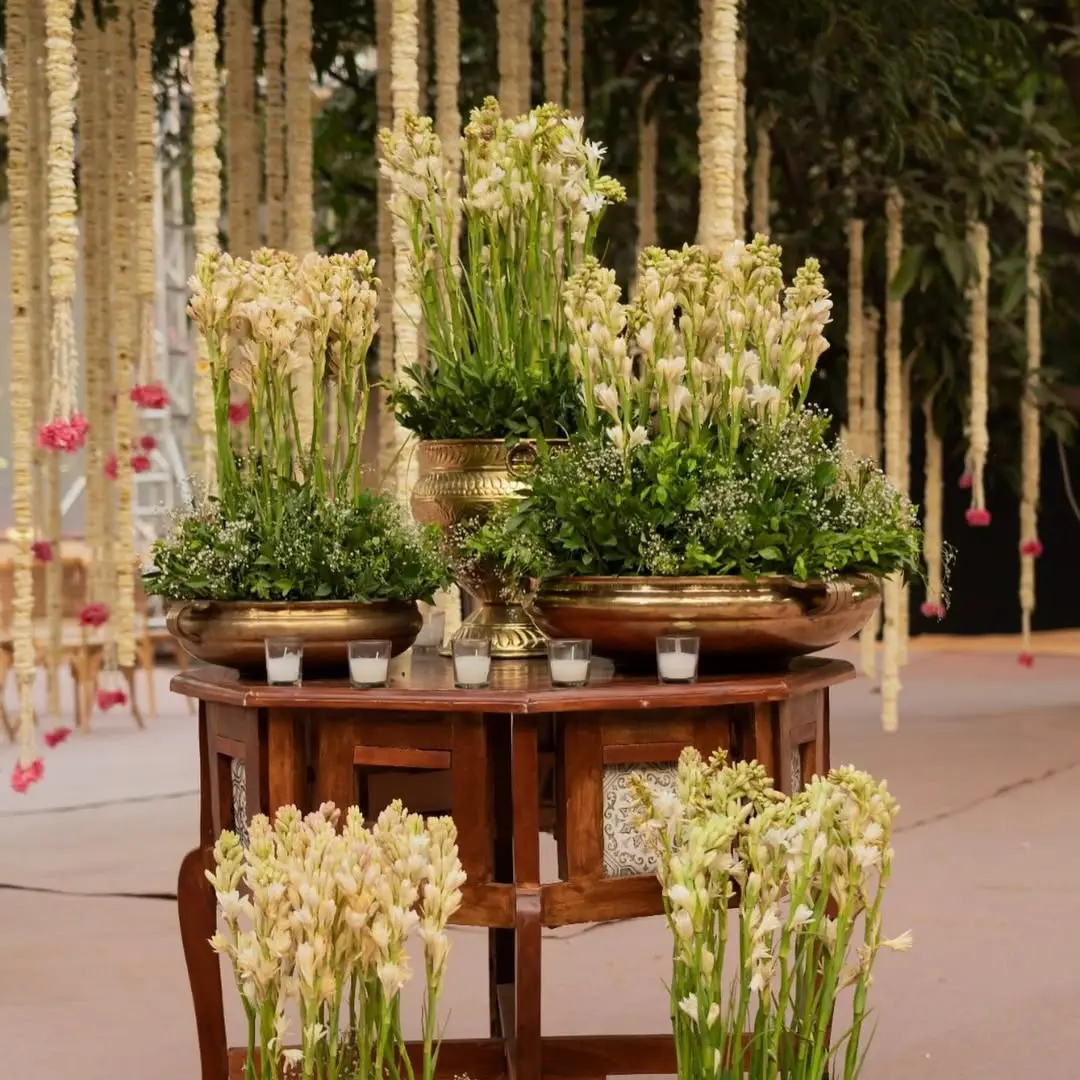 Welcomes you to a celebration of love and tradition. Design & concept - @eventsbykrunalparekh Production - @sajavat_decorators Floral - @budsnroses_bnr #weddingdecorinspo #weddingservices #weddingdecorideas #ma (4)